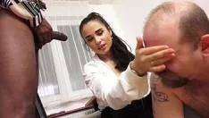 الرئيس المنحرف يمارس الجنس مع الموظف الأسود تحت أعين الزوج العبد