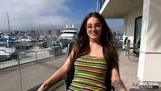 يمارس الجنس بقوة في الحمار وجمل الفتاة التي تحتضر من أجل ديك