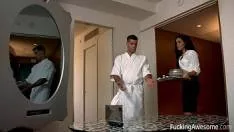 يدعو الشيف خادمة إلى غرفة نومه لاغتصابها