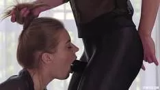 يمارس مثليات اليوغا اللاتكس الجنس مع الديوك المطاطية
