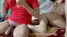 الإباحية xxx مع الأم التي تمارس الجنس على ركبتيها في غرفة النوم