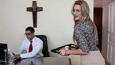سيدة من المكتب تحصل على صبي ليمارس الجنس معها كس
