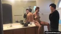 هذه المرأة السوداء مارس الجنس في مؤخرتها من قبل رجل أصلع موهوب يعرف كيف