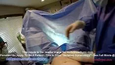 يستخدم هذا الرجل قفازات جراحية عندما يقوم بتدليك بظر هذا الشخص