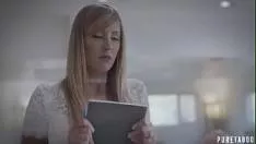 بعد أن أخبر هذه الشابة أنه يريد ممارسة الجنس معها، أحضرها إلى المنزل وضاجعها