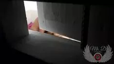 فتيات جميلات يجلسن على الأريكة ويتم تصويرهن أثناء تلقيهن القضيب في المتجر