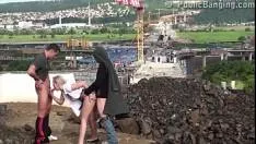 فتاة شقراء مثيرة تقبل بشغف شديد مع رجل موهوب