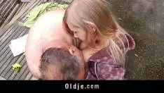 جد منحرف يمارس الجنس مع ابنة أخته العذراء