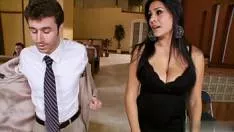 امرأة سمراء وشم مارس الجنس من الخلف