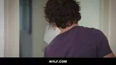 رجل محظوظ يمارس الجنس مع الفتاة ووالدة الفتاة الطيبة سيئة