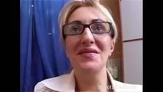 لديه كيس مليء بالرقائق ، لكنه يضع يده كلها فيها